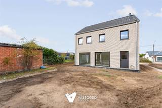 Volledig afgewerkte en energiezuinige nieuwbouwwoning op perceel van 4are84ca te Schaffen. Foto's van huidige toestand dewelke in de komende periode...
