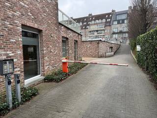 Deze ondergrondse garage (-2) met aanpalende berging is gelegen is het volle centrum van Waregem, tussen de Stormestraat en het zwembad.Het betreft...