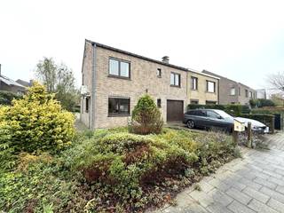 In een rustige straat op wandelafstand van het Sint-Pietersstation bevindt zich deze mooie halfopen bebouwing, ideaal voor wie comfortabel wil...