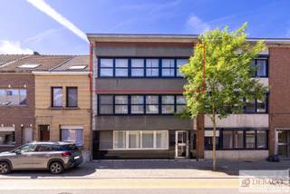 Ruim appartement met 2 slpk, garage en EPC C in hartje Niel! <br /><br />Bent u op zoek naar een ruim appartement dat u volledig naar eigen smaak kunt inrichten? Dit ruime en lichtrijke appartement op de tweede verdieping van een kleinschalig appartementsgebouw beschikt over een gunstig EPC label C en is ideaal gelegen in het centrum van Niel, op wandelafstand van winkels, scholen, lokale horeca, sportfaciliteiten, openbaar vervoer en u geniet van een vlotte verbinding naar Antwerpen, Brussel en Mechelen! <br /><br />Via de inkomhal wordt u verwelkomd in de ruime en lichtrijke leefruimte, waar de grote raampartijen zorgen voor een heel aangename sfeer en een overvloed aan natuurlijk daglicht. De leefruimte biedt voldoende plaats voor een gezellige zithoek en een eetkamer. Deze ruimte is bovendien uitgerust met airconditioning, wat het wooncomfort aanzienlijk verhoogt. Aansluitend bevindt zich de open keuken, die nog verder gerenoveerd kan worden en u de mogelijkheid biedt om deze volledig naar uw eigen wensen en stijl af te werken. <br /><br />Via de nachthal bereikt u twee ruime volwaardige slaapkamers, die beiden rechtstreeks toegang bieden tot het aangename en zonnige terras, waar u in alle rust kan genieten. <br /><br />Verder beschikt het appartement nog over een apart gastentoilet, een praktische berging en een badkamer die is uitgerust met een ligbad met douchefunctie, een lavabo en aansluiting voor een wasmachine. <br /><br />Een extra troef is de privatieve garagebox, gelegen ter hoogte van de Emiel Dewittstraat nr 44. Deze is zeer vlot te bereiken en kan mee te aangekocht worden voor € 25.000! <br /><br />Troeven: <br />+ Centrale ligging in hartje Niel<br />+ Ruime en lichtrijke leefruimte<br />+ 2 volwaardige slaapkamers<br />+ EPC label C (geen renovatieplicht) en asbestveilig! <br />+ Garagebox, mogelijkheid tot aankoop aan € 25.000! <br />+ Zonnig terras <br /><br />Hebt u interesse in dit deels te renoveren appartement in hartje Niel? <br />Contacteer ons via info@debaco.be of bel ons op 014/73.77.77 voor een bezoek ter plaatse!