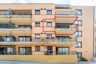 [[ DIT PAND NEEMT DEEL AAN DE ERA OPEN HUIZEN DAG OP 19/9 VAN 16:00 TOT 17:00 ]] 
<p><strong>Modern appartement in het centrum van Zaventem met terras en lift.</strong><br />Dit verzorgde appartement uit 2007 combineert een centrale ligging met hedendaags wooncomfort. Gelegen in het centrum van Zaventem, vlak bij openbaar vervoer, het treinstation, parken en belangrijke invalswegen, geniet u hier van een uitstekende bereikbaarheid. Dankzij het EPC-label A, conforme elektriciteit en de afwezigheid van asbest is dit appartement bovendien bijzonder energiezuinig en instapklaar. De ruime woonkamer met veel lichtinval sluit mooi aan op het terras, terwijl de praktische indeling zorgt voor aangenaam wonen. Extra comfort wordt geboden door de lift in het gebouw en de aanwezige staanplaats en kelder.<br /><br /><u><strong>Belangrijkste ruimtes:</strong></u><br />• Ruime woonkamer (38 m²) met veel lichtinval en toegang tot het terras<br />• Keuken (8 m²) met praktische indeling<br />• Twee slaapkamers van 14 m² en 13 m²<br />• Badkamer (7 m²)<br />• Inkomhal (8 m²)<br />• Apart toilet (1,5 m²)<br />• Berging (3 m²)<br />• Terras<br />• Kelder<br />• Staanplaats<br /><br /><u><strong>Troeven:</strong></u><br />• EPC A, conforme elektriciteit en geen asbest<br />• Centrale ligging in het centrum van Zaventem<br />• Lift aanwezig in het gebouw<br /><br />Meer informatie of een bezoek met Joery Van De Gucht? Contacteer ons via +3223351115<br />JOUW DROOMAPPARTEMENT. ZO GEVONDEN!</p>