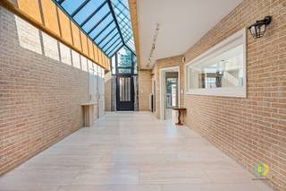 <p><span>Ontdek deze uitstekend onderhouden villa in Kampenhout. Dankzij haar unieke indeling, royale volumes en talrijke mogelijkheden is deze woning de ideale thuis voor gezinnen, zelfstandigen of voor wie op zoek is naar veel ruimte en flexibiliteit.</span></p><p><span>Bij het betreden van de woning komt u terecht in de lichtrijke centrale hal, die de woning opdeelt in twee vleugels. In de ene vleugel bevindt zich het leefgedeelte met een ruime en lichtrijke woonkamer, een open keuken, een aangename veranda met zicht op de verzorgde tuin en een praktische wasplaats. De tuin biedt alle ruimte om in alle rust te genieten van het buitenleven. Daarnaast beschikt deze vleugel over een ruime zolderverdieping die perfect kan worden ingericht als tweede leefruimte, bureau, hobbyruimte of extra slaapkamer(s). Dankzij de ruime oppervlakte kan deze ruimte bovendien worden opgesplitst.</span></p><p><span>De andere vleugel omvat het slaapgedeelte met drie volwaardige slaapkamers en een badkamer. Via een trap, die tevens werd ingericht als praktische dressing, bereikt u een tweede ruime zolderverdieping. Ook deze biedt tal van mogelijkheden en kan worden ingericht als twee extra slaapkamers of als een masterbedroom. De villa beschikt bovendien over twee inpandige garages en twee bijkomende buitenstaanplaatsen, waardoor parkeren nooit een probleem vormt. Met haar uitstekende staat van onderhoud, veelzijdige indeling en uitzonderlijke ruimte is deze villa een zeldzame opportuniteit voor wie op zoek is naar comfort, functionaliteit en tal van toekomstmogelijkheden.</span></p><p><span> </span></p>