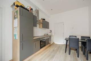 <p><span>Gezinswoning met drie slaapkamers in het centrum van Mechelen</span></p><p><span> </span></p><p><span>Deze leuke stadswoning bevindt zich op een uitstekende locatie, pal in het centrum van Mechelen. Winkels, scholen, horeca en openbaar vervoer liggen op wandelafstand, waardoor je hier geniet van het bruisende stadsleven met alle voorzieningen binnen handbereik. Dankzij de centrale ligging van Mechelen heeft u bovendien een vlotte verbinding met de belangrijkste invalswegen richting Antwerpen en Brussel.</span></p><p><span> </span></p><p><span>De woning biedt een praktische indeling en beschikt over drie volwaardige slaapkamers. Met een EPC-label C en een conforme elektriciteit is deze woning al volledig instapklaar. Kortom, ideaal voor gezinnen, starters of investeerders die op zoek zijn naar een woning op een toplocatie in Mechelen. </span></p><p><span> </span></p><p><span>Indeling</span></p><p><span> </span></p><p><span>Gelijkvloers:</span></p><p><span>- Inkomhal</span></p><p><span>- Keuken</span></p><p><span>- Badkamer</span></p><p><span>- Terras</span></p><p><span> </span></p><p><span>Eerste verdieping:</span></p><p><span>- Slaapkamer 1</span></p><p><span> </span></p><p><span>Tweede verdieping:</span></p><p><span>- Slaapkamer 2</span></p><p><span> </span></p><p><span>Zolderverdieping:</span></p><p><span>- Slaapkamer 3 </span></p><p><span> </span></p><p><span>Troeven:</span></p><p><span>- Toplocatie in het centrum van Mechelen</span></p><p><span>- Conforme elektriciteit</span></p><p><span> </span></p><p><span>Ben jij geïnteresseerd in dit huis te koop in Mechelen, ben je op zoek naar ander vastgoed, een investering of wens je de waarde van jouw eigendom te kennen? Dan ben je bij BOLT immo aan het juiste adres! Wij helpen jou graag verder.</span><span> </span></p>