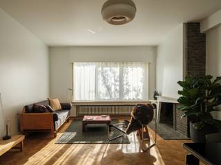 <strong>Een stijlvol éénslaapkamer-appartement in de Sportstraat, met een warm mid-century karakter en hedendaags wooncomfort.</strong><br /><br />Het appartement (<strong>BVO 102 m²</strong>) op de <strong>gelijkvloerse verdieping</strong> geniet van een open stadsbeleving dankzij het brede zicht op twee samenlopende woonstraten. Dit zorgt voor een aangename, warme lichtinval, de hele dag door.<br /><br />De residentie zelf, een <strong>kleinschalig en goed onderhouden gebouw met tien units</strong>, ademt het rustige, residentiële karakter van de Sportstraat.<br /><br />Binnen verbindt de <strong>centrale inkomhal</strong> met zithoek en vestiaire alle ruimtes van de woning. Aan de straatzijde ligt de <strong>leefruimte met eetplaats</strong>, waar het materiaalgebruik, de natuursteen en het originele schouwelement met strakke lijnen zorgen voor <strong>een tijdloze ‘60s-uitstraling</strong>.<br /> <br />De <strong>keuken</strong>, met <strong>wasplaats</strong>, ligt aan de achterzijde en biedt via een groot raam toegang tot de <strong>buitenruimte</strong> en de omgeving.<br /><br />De <strong>slaapkamer</strong> is zeer ruim en voorzien van <strong>grote raampartijen</strong>. De <strong>rustige oriëntatie</strong> maakt dit tot een aangename, stille plek.<br /><br />De <strong>badkamer</strong> is compact maar functioneel, uitgerust met <strong>douchebad</strong>, <strong>wastafel</strong> en geïntegreerde <strong>opbergruimte</strong>.<br /><br />De vernieuwde inkomhal, <strong>kelderbergingen</strong>, <strong>garageboxen (€ 40.000)</strong> en een gedeelde <strong>fietsenstalling</strong> creëren een praktische en aangename woonomgeving.<br /> <br />Het appartement, <strong>gelegen nabij Gent-Sint-Pietersstation en het stadscentrum</strong>, combineert hedendaags comfort met de authentieke charme van de jaren ’60: <strong>een evenwicht tussen vintage karakter en vernieuwde technieken, tussen eenvoud en warmte.</strong><br />