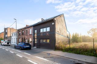 Op zoek naar ruimte, licht en comfort? Dit ruime duplexappartement combineert een praktische indeling met een hoogwaardige afwerking. <br />Dankzij de centrale ligging in Grembergen, vlak bij het centrum van Dendermonde, grootwarenhuizen, buurtwinkels, scholen, restaurants en openbaar vervoer, hebt u alle voorzieningen op wandelafstand.<br /><br />Na de gemeenschappelijke inkomhal bereikt u de privatieve en open inkomhal met gastentoilet en berging/wasplaats. De lichtrijke leefruimte met eet- en zitgedeelte sluit naadloos aan op de volledig uitgeruste keuken met kookeiland. Grote raampartijen geven rechtstreeks toegang tot het prachtig aangelegde terras van maar liefst 30m², met zicht op groen waar u in alle rust van de zon kunt geniet.<br /><br />Op de duplexverdieping bevinden zich drie slaapkamers, waarvan één met aanpalende dressing. De luxueuze badkamer is uitgerust met een ligbad, dubbele wastafel, een dubbele regendouche ingewerkt in het plafond en een geïntegreerde Sunshower met UV-lampen en infrarood. Verder is er een tweede apart toilet en een ingemaakte kast. Vanuit de overloop is er bovendien toegang tot een handige zolderruimte van 17m² die extra opbergmogelijkheden biedt.<br /><br />Dit appartement is een unieke kans voor wie ruim, modern en comfortabel wil wonen op een uiterst gunstige locatie.<br /><br />Interesse? Contacteer ons via indie@woonvast.be, 0470 06 89 23 of plan uw bezoek via www.woonvast.be