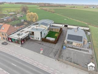 <p><strong>Te koop: ruime halfopen bebouwing in Ieper, gelegen aan de Veurnseweg, met handelszaak, atelier en maar liefst 13 garages.</strong></p><p>Deze woning biedt een unieke combinatie van wooncomfort en commerciële mogelijkheden. Op een gunstige locatie in de woonkern, vlakbij invalswegen, beschikt het pand over een polyvalente ruimte die perfect kan dienen als winkel, werkplaats of opslag. Met een perceel oppervlakte van 1974 m² en een gunstig EPC-label C is dit een eigendom met veel potentieel voor wie wonen en werken wil combineren.</p><p><br /></p><p><strong>Belangrijkste ruimtes:</strong></p><p>• Woonkamer met aangename lichtinval</p><p>• Hypermoderne keuken uitgerust met AEG toestellen</p><p>•<strong> 4 slaapkamers</strong> waarvan 1 slaapkamer voorzien van een ligbad</p><p>• Badkamer met inloopdouche en toilet</p><p>• <strong>Polyvalente ruimte</strong> van 184m² voor diverse doeleinden + sanitaire voorzieningen</p><p>• <strong>Atelier van 375m²</strong> + bureel, refter en<strong> klein magazijn van ca.50m²</strong></p><p>• 13 garages</p><p>• Tuin met uitgerust Tiny house.</p><p><strong>Troeven:</strong></p><p>• Woning met handelszaak, <strong>atelier </strong>en <strong>13 garages</strong></p><p>• <strong>Polyvalente ruimte </strong>voor uiteenlopende activiteiten van<strong> 184m²</strong></p><p>• Veel potentieel voor wonen en werken</p><p><br /></p><p>Neem vandaag nog contact op met je ERA-makelaar voor een bezoek.</p><p><strong>JOUW DROOMHUIS. ZO GEVONDEN!</strong></p>