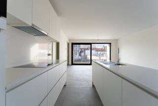 In het historisch stadscentrum van Brugge verrijst binnenkort het kleinschalig nieuwbouwproject Weylerhof. De locatie van het project is zeer goed, zo ben je in een mum van tijd op de ring van Brugge en is ook het commerciële centrum van Brugge te bereiken op wandelafstand. Ondanks de centrale ligging van Weylerhof is het zeer rustig gelegen en wordt het project omringd door heel wat groen en historische gebouwen.

De residentie omvat 11 appartementen met een mix van één-, twee- en drieslaapkamerappartementen. De bouwheer voorziet grote bewoonbare oppervlaktes en royale terrassen. Deze mooie ruimtes bieden een antwoord op het hedendaags comfort en de woonnoden. Zo werd er veel aandacht besteed aan de indeling, afwerking en oriëntatie van de appartementen. Alle terrassen hebben een zuid - of een westoriëntatie waardoor er maximale lichtinval is in de appartementen. Op vlak van afwerking zijn er mooie budgetten voorzien voor vloeren, keuken, sanitair, etc... Alle appartementen worden standaard verwarmd met vloerverwarming. Naast de 11 appartementen zijn er ook privatieve bergingen op het gelijkvloers en garageboxen op de kelderverdieping.

Ben je op zoek naar een nieuwe permanente woonst of investering pal in het centrum van Brugge? Contacteer ons voor meer info via 050 70 81 74 of op hello@keyimmo.be