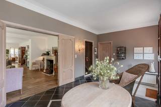 <p>Ruime vrijstaande villa met tuin en 3 SLK's op perceel van 1.021 m².</p>
<p>Ontdek deze <strong>karaktervolle villa</strong>, gebouwd met kwalitatieve materialen, gelegen op een <strong>perceel van 1.021 m²</strong>. <br />De woning biedt een unieke combinatie van <strong>ruime, lichtrijke leefruimtes</strong> en een gezellige <strong>tuin met terras.</strong></p>
<p><strong>Indeling & troeven</strong></p>
<ul>
<li><strong>Imposante inkomhal</strong> die toegang biedt tot verschillende leefruimtes.</li>
<li><strong>Gelijkvloers</strong> met mogelijkheid tot tweede leefruimte, praktijkruimte, slaapkamer met badkamer of aparte zorgunit – volledig naar eigen behoeften in te richten.</li>
<li>Onder het <strong>unieke smeedijzeren terras</strong> geniet u in alle rust van het prachtige uitzicht op de tuin</li>
<li><strong>Garage met dubbele poort</strong> met rechtstreekse toegang tot de tuin.</li>
<li><strong>Verdieping</strong>: drie slaapkamers, een badkamer, een aparte doucheruimte en zolder.</li>
<li><strong>Kelder</strong> voor extra bergruimte.</li>
</ul>
<p>Dit pand combineert <strong>ruimte, charme en veelzijdigheid</strong> – perfect voor wie wonen wil combineren met praktijk, zorgfunctie of gewoon genieten van een uitzonderlijke leefomgeving.</p>