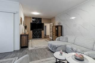 <p><span>Instapklaar hoekappartement (131 m²) met 3 slaapkamers in Deurne</span></p><p><span> </span></p><p><span>Dit appartement ligt aan de voet van het Bisschoppenhofpark en combineert een rustige, groene omgeving met een uitstekende bereikbaarheid. Dankzij de nabijheid van de Bisschoppenhoflaan bereik je vlot de snelweg, terwijl openbaar vervoer en velo-stations zich in de directe omgeving bevinden.</span></p><p><span> </span></p><p><span>Het appartement is gelegen op het gelijkvloers van een verzorgd gebouw met vijf verdiepingen, waarvan het dak conform geïsoleerd is. De vaste kosten bedragen 180/maand en zijn all-in met uitzondering van elektriciteit. De ramen werden enkele jaren geleden vernieuwd en ook het appartement zelf kreeg een grondige opfrissing. Vloeren, keuken, badkamer én elektriciteit zijn reeds aangepakt, waardoor je hier zonder zorgen meteen kan intrekken.</span></p><p><span>Je komt binnen in de ruime inkomhal met ingemaakte vestiairekast en apart gastentoilet. Links bevindt zich de L-vormige woonkamer van ca. 33 m², die geniet van een aangename lichtinval door de ligging in de hoek van het gebouw. Aansluitend is er de aparte keuken van 10 m², volledig uitgerust met alle hedendaags comfort.</span></p><p><span>Via de nachthal bereik je de overige ruimtes van het appartement. Zo is er een praktische berging van ca. 4 m², een ruime badkamer van 7 m² met inloopdouche, lavabomeubel, toilet en handdoekdroger, én drie volwaardige slaapkamers van respectievelijk 9 m², 14 m² en 17 m².</span></p><p><span>Tot slot beschikt het gebouw over een gemeenschappelijke fietsenstalling en hoort er bij het appartement ook nog een privatieve kelderberging.</span></p><p><span>Ben je op zoek naar een instapklaar appartement met drie slaapkamers en een comfortabele indeling? Mis deze kans niet!</span></p><p><span>Bewoonbare opp. 131 m² ref.: bruto vloeropp. EPC-certificaat.Voor meer info of een gratis schatting surf naar </span><span><span>www.hansimmo.be</span></span></p><p><span> </span></p><p><span> </span></p>