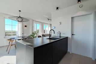 Ontdek deze hoogwaardig afgewerkte woning aan Ter Yde 106, gelegen in een rustige en residentiële omgeving. U geniet hier van een toplocatie: het strand bevindt zich op loopafstand en het shoppingcenter van Middelkerke ligt vlakbij. Deze woning beschikt over 3 slaapkamers, badkamer en ruime zolder, maar de echte eyecatcher is het adembenemende, open uitzicht over het hinterland! Bijkomend is er de mogelijkheid afgesloten garagebox aan te kopen!Indeling*Gelijkvloers:- Inkomhal voorzien van een praktische vestiairekast- Gastentoilet- Lichtovergoten leefruimte die dankzij de vloerverwarming extra comfort biedt- Hedendaagse keuken met eiland, compleet uitgerust met inductiekookplaat, dampkap, koelkast, combi-oven, microgolf en vaatwasser van het merk AEG- Berging met extra opbergruimte*Eerste verdieping:- Nachthal met toegang tot alle vertrekken.- Badkamer voorzien van een ontspannend ligbad, douche en een lavabo- Slaapkamer 1 met grote ingemaakte kasten- Slaapkamer 2- Slaapkamer 3 met ingemaakte kastenExtra’s:De woning beschikt daarnaast over een grote zolder, een aangelegde tuin en een zonneterras op het zuiden met extra opbergruimte!Troeven van deze woning:- uniek uitzicht over prachtig gebied met wandelroutes- recente woning (2020)- uitstekend EPC-label (A-score) voor een lage energiefactuur.- gelegen in een gegeerde woonwijk te Middelkerke- strategische locatie nabij het centrum en de zee- regenwaterput van 10.000L en 13 zonnepanelen- warmtepomp aanwezig (zowel verkoeling als verwarming)- thuisbatterij Zoekt u een moderne woning met 3 slaapkamers en een ongeëvenaard uitzicht in Middelkerke? Grijp uw kans en plan vandaag nog een bezichtiging in!Bestuursmaatregelen in het maatregelenregister: nee