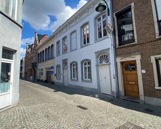 Deze prachtige rijwoning in Lokeren is de perfecte plek voor een gezin. De woning heeft een gezellige woonkamer, een keuken met eetplaats. Met 3...