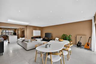 Deze stijlvolle en ruime gezinswoning ligt in een geliefde wijk van Aartselaar en biedt een perfecte mix van modern comfort, warmte en...