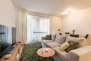 <p>Recent 2-slaapkamer appartement op Linkeroever, met terras en uitstekende bereikbaarheid.</p>
<p>Dit gelijkvloers appartement bevindt zich in de gegeerde en recente Regatta-wijk in Linkeroever. Het appartement is momenteel verhuurd en vormt daardoor een interessante investering voor wie op zoek is naar een eigendom met onmiddellijk rendement. De lichtrijke leefruimte sluit aan op het gezellige terras, vlakbij het mooie binnenplein, ideaal om rustig buiten te genieten. Dankzij de ligging in een residentiële en groene omgeving, vlak bij openbaar vervoer, parken, treinstation en belangrijke invalswegen, combineert dit appartement comfortabel wonen met een vlotte bereikbaarheid. Een staanplaats is optioneel mee aan te kopen voor € 30.000.</p>
<p>Belangrijkste ruimtes:<br />• Woonkamer (24 m²) met aangename lichtinval en toegang tot het terras<br />• Keuken (6 m²) praktisch ingericht aansluitend aan de leefruimte<br />• Terras (5 m²) ideaal voor een gezellig zitmoment buiten<br />• Slaapkamer (10 m²) geschikt als hoofdslaapkamer<br />• Slaapkamer (8 m²) ideaal als kinder-, logeer- of bureauruimte<br />• Badkamer (4 m²) met apart toilet<br />• Berging (2 m²) voor extra opslagruimte<br />• Kelderberging inbegrepen<br />• Staanplaats optioneel mee aan te kopen voor € 30.000</p>
<p>Troeven:<br />• Recent gebouw met EPC A in de populaire Regatta-wijk<br />• Verhuurd appartement met investeringspotentieel<br />• Gelijkvloers appartement met terras en optionele staanplaats</p>
<p>Neem vandaag nog contact op met je ERA-makelaar voor een bezoek. JOUW DROOMAPPARTEMENT. ZO GEVONDEN!</p>