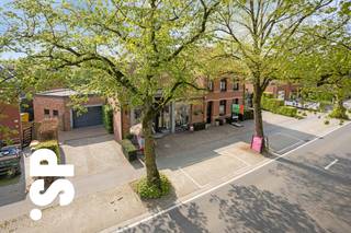 Mooi herenhuis met ruimte voor zelfstandige activiteit op centrale locatie.<br /><br />Indeling gelijkvloers: inkomhall, woonkamer, keuken met eetplaats, wasplaats, badkamer (dubbele lavabo - ligbad) en apart toilet. Voorts is er op het gelijkvloers een handelsruimte (momenteel in gebruik als kledingwinkel) bestaande uit een winkelruimte, apart toilet, kitchenette en inpandige garage (automatische poort).<br />Indeling 1e verdieping: nachthall, 3 slaapkamers en dressing.<br /><br />Deze woning met karakteristieke elementen is in goede staat van onderhoud. De handelsruimte is geschikt voor vele activiteiten (winkel, kantoor, vrij beroep, horeca, ..). Ook is er voldoende parkeergelegenheid.<br /><br />Achteraan de woning is er een mooie aangelegde en zonovergoten tuin met voldoende privacy.<br /><br />Centrale locatie met zeer vlotte verbinding naar E34.<br /><br />EPC: 709 kWh / m².<br /><br />Nog vragen? Contacteer Immo SP op het nummer 014/59.10.20 of via info@immosp.be.