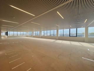 Fenomenaal gelegen kantoorruimte van maar liefst<strong> 1.150 m²</strong> te huur, gelegen langs én met zicht op de drukke<strong> E40</strong>, ter hoogte van Aalst.<br /><br />Deze strategisch gelegen kantoren bevinden zich op de<strong> 5e verdieping</strong> van een modern en hoogwaardig kantoorgebouw, dat beschikt over tal van faciliteiten die het dagelijks werken aangenaam en efficiënt maken. Zo is er een koffiebar aanwezig voor een snelle koffiepauze, een restaurant waar u kunt lunchen zonder het gebouw te verlaten, en een<strong> ruime fietsparking </strong>voor wie duurzaam naar het werk komt.<br />Bovendien zijn er <strong>elektrische laadpalen</strong> beschikbaar in de ondergrondse garage.<br /><br />Een van de grootste troeven van dit pand is de uitstekende parkeerratio van 1/35, wat betekent dat er <strong>ruime parkeermogelijkheden</strong> zijn voor zowel medewerkers als bezoekers. De bereikbaarheid is bovendien fantastisch, dankzij de ligging net voor afrit 19 Aalst en de nabijheid van het station van Erembodegem, wat zorgt voor een vlotte verbinding met zowel het openbaar vervoer als de autosnelweg.<br /><br />Daarnaast zijn er ook<strong> andere kantooroppervlaktes beschikbaar</strong>. Deze kantoorruimte is <strong>onmiddellijk beschikbaar</strong>, dus aarzel niet om uw bedrijf te vestigen op deze unieke toplocatie en te profiteren van de uitstekende visibiliteit langs een van de belangrijkste verkeersaders van het land.<br />Wenst u meer informatie, gedetailleerde plannen of een vrijblijvend plaatsbezoek? Neem dan snel contact op met <strong>PANORAMA B2B GENT KANTOREN</strong> via <strong>0477 44 39 30</strong>.