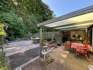 <p>Ruime halfopen woning met zuidgerichte tuin, garage en veranda</p><p>Deze goed onderhouden halfopen woning ligt centraal, vlak bij Kessel-Lo en Leuven, met invalswegen en winkels binnen handbereik.<br />Op een perceel van 513 m² biedt de woning een netto bewoonbare oppervlakte van 120,31 m², verdeeld over gelijkvloers, verdieping en kelder.<br />De verdieping omvat drie ruime slaapkamers met een oppervlakte van 13 m², 13 m² en 16 m².</p><p>De veranda (16 m²) zorgt voor een royale, lichtrijke additionele woonruimte die aansluit op een goed onderhouden, gezellige achtertuin. De keuken is omvangrijk en beschikt over een dubbele spoelbak. De woning omvat bovendien een volledig betegelde badkamer met dubbele wastafel, douche-bad en handdoekdroger.</p><p>Daarnaast beschikt het huis over PVC-ramen met dubbele beglazing en elektrische verwarming, aangevuld met een houtkachel.<br />Een groot pluspunt is de garage voor 1 wagen en de parkeergelegenheid buiten (3 staanplaatsen).</p><p>EPC: 518 kWh/m² (F)<br />Beschikbaar mits inachtneming huurders: 9-jarig huurcontract.<br />Vraagprijs: €395.000</p>