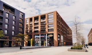 Dit ruim app. K11.502 (ca. 115 m²) op de 5de verdieping van residentie BLVD.omvat een inkom met gastentoilet, berging, badkamer, 2 slpk., leefruimte met open keuken en W-gericht terras (ca. 10 m²). Het appartement is voorzien van vloerverwarming, warmtepomp en handdoekradiators.<br /><br />Bij elk app. hoort een ondergrondse autostaanplaats en/of garagebox. Deze dient apart bij aangekocht te worden. Verder kun je een kelderberging of oplaadpunt bijkopen.<br />Vrije keuze bij verschillende leveranciers voor de binnen afwerking (vloertegels, badkamer & keuken, etc.) Meer info? Contacteer onze sales consultants Inge Vancluysen of Marisa Marasco op het nr. 011 41 33 23.