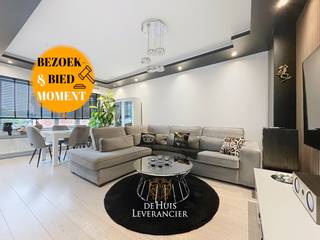 <span>Verkoopsconcept BEZOEK- en BIEDMOMENT</span><br />Meer uitleg hierover vind je onderaan de tekst (of op onze website www.dehuisleverancier.be).<br /><br />Op zoek naar een stijlvol appartement waar alles gewoon klopt ?<br />Dan is dit pareltje in het centrum van Edegem helemaal jouw ding.<br />Dit appartement werd in 2020 volledig gerenoveerd met oog voor design, comfort en technologie. Alles is hier tiptop in orde, gewoon verhuizen en genieten.<br /><br />Binnenkomen is zalig met de oosterse vide-plafond met indirecte LED-verlichting (kleuren kies je zelf, ideaal voor elke mood). In de leefruimte zorgt het geïntegreerde sound system voor instant goede vibes, kies zelf je sfeer voor een rustig avondje of voor vrienden over de vloer.<br /><br />De halfopen keuken is strak, modern en praktisch ingericht, helemaal klaar om je kookskills te demonstreren of een snelle take-away night.<br /><br />Aan de achterzijde van het appartement vind je twee ruime slaapkamers, een badkamer met Bali-touch (denk: spa-gevoel, natuurlijke materialen en zen vibes) en een apart toilet.<br /><br />Ingebouwde kasten verbergen netjes de verwarmingsketel en wasmachine.<br />En dan nog het gezellige terrasje achteraan, perfect voor je ochtendkoffie of een zomeravond met een drankje.<br /><br />De inkomdeur is trouwens next level: een automatische veiligheidsdeur die je opent met een code op je smartphone. Future proof en superhandig.<br /><br />Voor de wagen huurt de eigenaar een grote garagebox achteraan het gebouw, de huurovereenkomst kan indien gewenst overgenomen worden.<br /><br />Even de positieve puntje opgelijst:<br /><br />- Totale renovatie (2020) – gewoon instapklaar<br />- Plafonds met LED-verlichting met instelbare kleuren<br />- Automatische veiligheidsdeur met code of app<br />- Sound system geïntegreerd in de leefruimte<br />- Halfopen keuken in perfecte staat<br />- 2 ruime slaapkamers<br />- Badkamer met Bali-look en feel<br />- Apart toilet<br />- Ingebouwde kasten met wasruimte<br />- Gezellig terras achteraan<br />- Toplocatie in centrum Edegem<br /><br />EPC : 264 kWh/m2 (Label C)<br />Stedenbouwkundige inlichtingen in aanvraag<br />Waterinfo : P-Score = A, G-Score = A<br /><br />Dit is niet wat je zoekt ? Al gehoord van AANKOOPBEGELEIDING ? Wij zoeken, bezoeken en onderhandelen mee met jou voor eigendommen die worden aangeboden door particulieren, andere makelaars of eigendommen die zelfs (nog) niet te koop staan?<br />Vraag meer informatie over aankoopbegeleiding via welkom@dehuisleverancier.be of 0489/069.000<br /><br />de Huisleverancier : Persoonlijk, voor iedereen Service, Kwaliteit en Vertrouwen !<br /><br />Verkoopsconcept BEZOEK- en BIEDMOMENT<br />Bezoeken zijn mogelijk op zaterdag 06 juni van 09u00 tot 11u00.<br /><br />De verkoop sluit af op het BIEDmoment, woensdag 10 juni 2026 om 12u00, dan worden de enveloppes met biedingen geopend. Het volledig reglement van het Bezoek- en Biedmoment krijg je bij een bezoek ter plaatse.<br /><br />Opgelet, de aangegeven prijs is een instelprijs en je kan deze woonst enkel op afspraak bezoeken (mail via welkom@dehuisleverancier.be of bellen/sms/whatsapp op het telefoonnummer 0489/069.000 of rechtstreeks via website www.dehuisleverancier.be).<br />