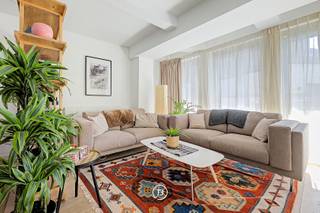 Dit prachtig appartement met 3 slaapkamers is ideaal gelegen in de gegeerde wijk Toison d’Or, met directe toegang tot winkels, restaurants en openbaar vervoer.<br /><br />Gelegen op de 3e verdieping van een verzorgd gebouw, biedt het appartement een inkomhal die uitgeeft op een ruime en lichtrijke leefruimte met salon en eetkamer. Aansluitend bevindt zich een ruim zuidwestgericht terras van ca. 34 m², perfect om te genieten van de zon.<br /><br />De keuken is functioneel ingericht en heeft eveneens toegang tot het terras.<br /><br />Het slaapgedeelte omvat drie comfortabele slaapkamers, een badkamer, een doucheruimte en een apart gastentoilet. Verder is er ook nog een wasruimte.<br /><br />Met een oppervlakte van ca. 122 m² biedt dit appartement mooie volumes, veel licht en een zeldzaam groot terras in deze buurt.<br /><br />Parkeerplaats beschikbaar voor € 40.000.<br /><br />Ideaal voor wie centraal wil wonen met alle voorzieningen binnen handbereik.