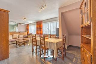 In hartje Merchtem bevindt zich dit duplexappartement met een bewoonbare oppervlakte van ca. 91 m². Dankzij de praktische indeling, twee terrassen en de energiezuinige EPC-score B vormt dit appartement de ideale woonst voor wie centraal wil wonen zonder in te boeten. Het appartement is gelegen in een verzorgd gebouw van 2004 met lift en geniet van een vlotte bereikbaarheid naar winkels, openbaar vervoer en andere voorzieningen.Indeling- Op de 3de verdieping bevindt zich de inkomhal met vestiaire, apart toilet en handige berging. Verder vindt u de lichtrijke leefruimte met open keuken, die uitgeeft op een terras.- De 4de verdieping omvat de nachthal, badkamer en twee slaapkamers, waarvan één toegang biedt tot een tweede West georiënteerd terras.- Garage met wateraansluiting en elektriciteit, verplicht bij aan te kopen aan €20.000. Karakteristieken- Energiezuinig – EPC-score B- Lift aanwezig in het gebouw- Vrij bij akte- Bestuursmaatregelen in het maatregelenregister: neeBent u op zoek naar een instapklaar appartement met een praktische indeling en een centrale ligging? Dan is dit duplexappartement zeker een bezoek waard. Contacteer ons vandaag nog voor meer informatie of een bezoek ter plaatse via 02 460 80 46 of info@structura.be