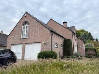 In de geliefde wijk “De Sterre” vind je deze uitermate goed onderhouden en instapklare woning.<br />Dankzij de ligging in een doodlopende straat geniet je hier van rust en privacy, ideaal voor wie op zoek is naar een aangename woonomgeving.<br /><br />De lichtrijke leefruimte sluit mooi aan op de zonnige tuin, waar je in alle privacy kan genieten.<br />Aansluitend bevindt zich een ruime keuken met bijkeuken, voorzien van de meeste moderne toestellen.<br /><br />Boven zijn er drie volwaardige slaapkamers en een goed uitgeruste badkamer. De douche zal tevens nog volledig vernieuwd worden. <br />Extra troeven zijn de dubbele garage, kelder en zolder die zorgen voor overvloedige bergruimte.<br /><br />De tuin is zonnig, praktisch ingericht en nodigt uit om volop te ontspannen.<br /><br />Kortom, een instapklare woning met alle comfort, perfect voor gezinnen die houden van rust, privacy en ruimte.