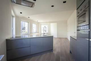 De Entrepotplaats is een van die plekken in Antwerpen waar de historische havencharme en de moderne stadsvibe perfect samenkomen. Het ligt in het hart van het Eilandje, momenteel een van de meest gewilde wijken van de stad.Indeling:- inkomhal- grote open leefruimte met open keuken- berging- badkamer- apart toilet- slaapkamer 1- slaapkamer 2- dressing/bureauExtra troeven:- gunstig EPC label B- kleinschalig gebouw- ideale locatie in een hippe buurt- uitstekende mobiscore: 9,0/10- goede bereikbaarheid- beschikbaar vanaf 01/03/2026De maandelijkse forfait bedraagt 125 euro voor de kosten van de gemene delen.Bent u geïnteresseerd in dit appartement te huur te Antwerpen?Aarzel dan niet om een bezoekaanvraag in te dienen via onze website via de daar voorziene rode balk.Wenst u uw eigendom ook te koop of te huur te stellen? We helpen u graag verder. Steeds tot uw dienst om u verder te helpen met al uw vragen over vastgoed.