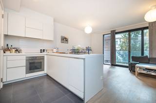 BRUSSEL, grens Etterbeek, wijk CEE, prachtig appartement van ± 68 m² in goede staat in een gebouw uit 2014. Inkomhal met vestiaire en...