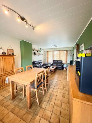 <p>Gerenoveerde woning met 3 slaapkamers, in centrum van Essen nabij de dorpskern</p><p>Gelegen in het centrum van Essen nabij school, winkels en openbaar vervoer.<br />Recent gerenoveerde woning (sinds 2023), instapklaar</p><p>De woning bestaat uit:<br />Benedenverdieping: leefruimte (27.5m²) met voor en achter grote ramen met rolluiken en zicht op de tuin, kelder onder de trap<br />nieuwe keuken (6,50m²) garage(14.5m²), wasplaats (9,5m²) hal, wc<br />Bovenverdieping: 3 slaapkamers (11,50m², 15.5m², 6.5m²) en badkamer<br />Ruime zolder met mogelijkheid om kamers van te maken.</p><p>De keuken is uitgerust met een inductievuur, oven en een vaatwasser.</p><p>De zuid geöriënteerde tuin is volledig afgesloten en voorzien van een houten tuinberging.</p><p>Verwarming : stookolie<br />Warm water: gas</p><p>Extra's:<br />- Volledig gerenoveerd in 2023<br />- Energiezuinige woning: 278kWh/m² jaar (EPC C)<br />- Volledig omheinde tuin met toegang tot garage en een groot terras van ca. 20m²<br />- Elektrische installatie is conform<br />- Rolluiken beneden en op de verdieping aan de zuidkant<br />- Verwarming beneden en boven<br />- Kelder<br />- Ruime zolder<br />- Kleine bergzolder in de garage</p>