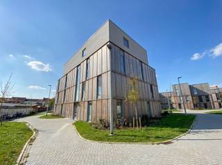 <p><span>HEDENDAAGS APP MET 2 SLKS, TERRAS &amp; AUTOSTAANPLAATS</span></p><p><span> </span></p><p><span>In Sint-Niklaas treffen wij residentie 't Fineer aan. Een toplocatie voor wie wil genieten van het leven in hartje Waasland. Wij bevinden ons op enkele minuten van het station, de markt, verschillende scholen, supermarkten, ... Kortom ideaal voor wie optimaal van het stadsleven wil genieten. </span></p><p><span> </span></p><p><span>Het appartement bevindt zich op de eerste verdieping en tweede verdieping. Toegekomen op de eerste verdieping betreden wij het appartement  via de inkomhal. Verder ontdekken wij een afzonderlijk toilet, een leefruimte bestaande uit een zit- en eethoek, een volledig uitgeruste keuken, een berging, een badkamer, de eerste slaapkamer en een terras. Op de tweede verdieping treffen wij de tweede slaapkamer aan. </span></p><p><span><br /></span><span>Leuk detail is de aanwezigheid van een parkeerplaats. Deze is terug te vinden in de ondergrondse parkeergarage waar wij ook de privatieve kelderberging aantreffen. </span></p><p><span> </span></p><p><span>Nieuwsgierig om dit centraal gelegen appartement te ontdekken? Vraag snel een bezichtiging aan via <span>info@pillar.estate</span></span><span> of 033 695 695.</span></p><p><span><br />Opgelet: Dit pand wordt enkel verhuurd voor korte duur (huurovereenkomst voor 1 jaar).</span></p><p><span>Deze gegevens zijn louter ter informatieve titel. De vermelde oppervlaktes zijn slechts een indicatie. Pillar kan niet verantwoordelijk gesteld worden voor de juistheid van de aan haar verstrekte gegevens. </span></p><p><span> </span></p>