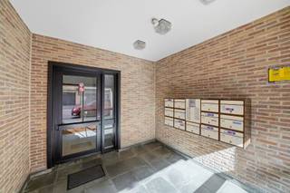 Dit op te frissen appartement, gelegen in Oostende, biedt een mooie opportuniteit voor wie op zoek is naar een woonst met potentieel op een aangename ligging. Vanuit de leefruimte geniet u van een mooi zicht op het Sint-Catharinaplein.<br /><br />Het appartement, gebouwd in 1980, beschikt over een inkomhal met apart gastentoilet. De lichtrijke living vormt het hart van het appartement en biedt dankzij de grote raampartijen een aangenaam ruimtegevoel. Aansluitend bevindt zich de keuken, uitgerust met oven, elektrisch fornuis, spoelbak, dampkap en frigo met vriesvak.<br /><br />Verder zijn er twee slaapkamers aanwezig. De eerste slaapkamer heeft toegang tot een balkon, wat een extra troef vormt. De badkamer is uitgerust met een lavabo, ligbad en aansluiting voor een wasmachine. Daarnaast is er nog een praktische berging met cv-ketel en zekeringkast.<br /><br />Het appartement is voorzien van vernieuwde pvc-ramen met HR-glas en centrale verwarming op aardgas.<br /><br />Interesse? Contacteer ons en ontdek de mogelijkheden.