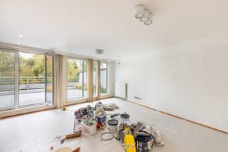 Dit prachtige appartement is gelegen in een kleinschalig gebouw bestaande uit 6- woongelegenheden.<br />Bij het betreden van het appartement komt u in een ruime inkomhal terecht.<br />Vanuit de inkomhal heeft u toegang tot een apart toilet, de leefruimte de badkamer en de 2-slaapkamers. De gezellige leefruimte met open, volledig uitgeruste keuken heeft enorm veel raampartijen die zorgen voor enorm veel lichtinval. Vanuit de leefruimte heeft u een prachtig zicht op het indrukwekkende terras met mooie beplanting.<br />Aansluitend aan de keuken bevindt zich een ruime, praktische berging met een aansluiting voor een wasmachine en een handige uitgietbak. De badkamer is voorzien van een ruime inloopdouche en dubbele lavabo. De 2-slaapkamers bevinden zich aan de voorzijde van het gebouw. Het ganse appartement is voorzien van lichtarmaturen en gordijnen.<br />Dit ruime appartement is praktisch ingedeeld en is uitstekend gelegen in een zeer geliefde omgeving.<br />Het appartement is gelegen op wandelafstand van de Abdij van Vlierbeek, het Provinciaal Domein, het Becker Remyplein en de Diestsesteenweg met tal van winkels,… Er is eveneens een bushalte voor het gebouw.<br />Het appartement beschikt over een autostaanplaats (bereikbaar met autolift), een ruime kelderberging en een fietsenstalling. Er is een lift aanwezig in het gebouw.<br />- EPC in opmaak - <br />Het appartement is onmiddellijk beschikbaar en de maandelijkse huurprijs bedraagt 1.350 EUR + een maandelijkse forfait van 100 EUR voor de gemeenschappelijke lasten. De nutsvoorzieningen (water, elektriciteit, gas en internet) dient de huurder zelf af te sluiten bij een leverancier naar keuze. <br />Op zoek naar een heerlijke thuis? Contacteer ons dan voor bijkomende informatie en een bezoek ter plaatse. info@covas.be // 016 40 60 20 // www.covas.be