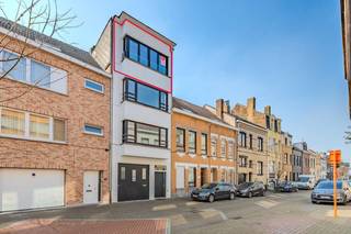 Dit instapklaar appartement met 2 slaapkamers te koop is gelegen op de derde verdieping van een kleinschalige residentie langs de Duivenhokstraat, in een residentiële buurt te Oostende. De locatie biedt een uitstekende bereikbaarheid naar zowel het strand als het stadscentrum alsook het openbaar vervoer en tal voorzieningen zijn gelegen op wandelafstand. Indeling:- inkomhal- lichtrijke leefruimte met open keuken- uitgeruste keuken- slaapkamer 1 - slaapkamer 2 met toegang tot het terras waar u geniet van de middag- en avondzon- badkamer voorzien van ligbad met douchescherm en lavabomeubel met spiegelkast - afzonderlijk toilet- privatieve kelderbergingPluspunten:- instapklaar- nieuwe condenserende HR ketel (2024)- lichtrijk- open zicht- mobiscore van 8.9!- zonnig terrasje- asbestveilig- positieve elektrische keuring- hoogrendementsbeglazing ++Bent u op zoek naar een instapklaar appartement te Oostende? Contacteer ons voor een bezoek ter plaatse!