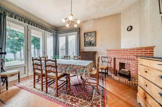 Hartslag voor dit prachtige pand volledig te renoveren op een terrein van iets meer dan 14 are in Ophain - Braine-l'Alleud. Gebouwd op één niveau in de jaren 50 en biedt momenteel 2 slaapkamers en 1 badkamer, ontwikkelt het in totaal 308m2 voor een huidige woonoppervlakte van 115m2. <br /><br />U zult gecharmeerd zijn door de hoogten onder het plafond die bijna 3 meter op de begane grond bereiken en bijna 6,60 m op de zolder cabriolet. De bovenverdieping biedt meer dan 130m2 complementaire ruimte en maakt het mogelijk om minimaal 1 extra niveau te creëren, waardoor de woonruimte van het huis aanzienlijk wordt vergroot door ten minste één woning met 3 slaapkamers en een doucheruimte aan te bieden. Kelders, garage van 27 m2 die niet met het huis communiceert en meerdere parkeerplaatsen buiten maken het geheel compleet. <br /><br />Gelegen in een woonwijk, in een rustig steegje dicht bij kleine winkels en scholen, een bushalte is enkele tientallen meters en u bereikt de Ring in minder dan 2 minuten. Het is niet alleen ideaal gelegen, het heeft ook een onmiskenbaar potentieel in een zeer populaire regio van Waals-Brabant en wacht op uw project om het een tweede leven te geven. <br /><br />Als u klaar bent om aan een groot renovatieproject te beginnen, met de mogelijkheid om een echt juweel te creëren, dan is deze kans voor u, stel het niet uit om het te bezoeken!
