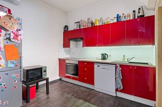 <p><span>Deels gemoderniseerde woning met 3 slaapkamers in Sint-Katelijne-Waver, vlakbij het bruisende Mechelen.</span></p><p><span> </span></p><p><span>Deze veelzijdige woning, momenteel opgedeeld in twee appartementen, biedt tal van mogelijkheden zoals bv. eigen bewoning, co-housing, kangoeroewonen of investering. Het gelijkvloerse appartement met een oppervlakte van 59 m² omvat een gezellige woonkamer met open keuken, een badkamer en een slaapkamer die rechtstreeks uitgeeft op de aangename tuin. Op de eerste verdieping bevindt zich het duplexappartement met een oppervlakte van 106 m² met een lichtrijke leefruimte, open keuken, badkamer en veranda. De tweede verdieping omvat een nachthal, twee volwaardige slaapkamers, een technische berging en een ruime zolderberging. De ligging is een absolute troef: centraal in Sint-Katelijne-Waver, op een boogscheut van Mechelen, en in de nabijheid van scholen, winkels, sport- en ontspanningsmogelijkheden. </span></p><p><span> </span></p><p><span>Dankzij de vlotte bereikbaarheid via openbaar vervoer, treinstation, belangrijke verbindingswegen en de fietsostrade bent u bovendien snel in zowel Brussel als Antwerpen. Een unieke kans voor wie op zoek is naar een woning of investering met potentieel, op een toplocatie.</span></p><p><span> </span></p><p><span>Bezoek enkel na afspraak, vrijblijvende info op kantoor: 015/755 444 of <span>info@immovercammen.be</span></span><span>  </span></p><p><span> </span></p>