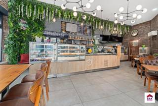 Ben je op zoek naar een rendabel opbrengstgebouw met handelspand en appartement met 5 kamers in centrum Aalst? Gevonden!Dit volledig verhuurde...