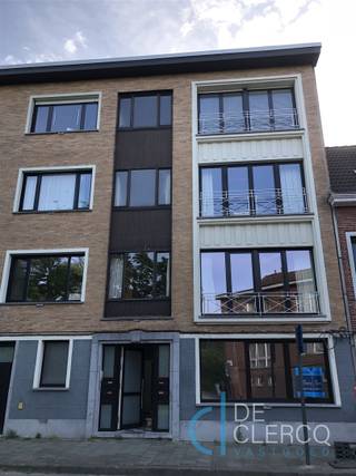 <p>Dit gerenoveerd appartement is gelegen vlakbij het Buurtpark Biest in Sint-Amandsberg. Op een zeer mooie locatie op wandel-en fietsafstand van allerlei scholen, winkels, horecazaken enz...  met een vlotte verbinding naar het stadscentrum van Gent. Het appartement bevindt zich in een rustige blok en is gesitueerd op het gelijkvloers. Het pand wordt betreden langs de inkomhal met afzonderlijk toilet. De ruime leefruimte heeft veel natuurlijke lichtinval dankzij de grote raampartijen aan de straatkant. De keuken is aan de achterzijde gelegen met directe toegang tot het gezellig tuintje. De keuken is tijdloos ingericht en uitgerust met voldoende kastruimte en toestellen. Verder zijn er 2 volwaardige slaapkamers aanwezig. De badkamer beschikt over een inloopdouche en lavabo. Tot slot is er een garage waardoor u zich nooit zorgen hoeft te maken over beschikbare parkeerplaats. Het appartement is volledig geschilderd voorzien van verlichtingsarmaturen en automatische rolluiken. <br />De maandelijkse huurprijs bedraagt 1.100 euro + 50 euro gemeenschappelijke kosten. Uw contactpersoon is Leen, afspraken kunnen via mail naar leen@vastgoed-dc.be worden vastgelegd.</p>