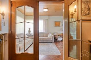<strong>Halfopen bebouwing op perceel van 7a 38ca met 3 slaapkamers te koop in centrum Tessenderlo</strong><br /><br />Deze woning is gelegen aan de Processieweg, in het centrum van Tessenderlo, op wandelafstand van winkels, horeca, scholen en andere dagelijkse voorzieningen. Dankzij de centrale ligging zijn ook het openbaar vervoer en diverse recreatiemogelijkheden vlot bereikbaar. Er is een goede verbinding met de omliggende gemeenten en de op- en afrit van de E313 is vlot bereikbaar.<br /><br />We betreden de woning via de voordeur en komen terecht in de ruime inkomhal (11,94m²), die toegang biedt tot de verschillende ruimtes en beschikt over een apart toilet (1,53m²).<br />De woonkamer (33,97m²) geniet dankzij de vele raampartijen van een aangename natuurlijke lichtinval. Aan de achterzijde van de woonkamer is er een mooi uitzicht op de tuin. De keuken (9,17m²) sluit aan op de woonkamer en biedt eveneens rechtstreeks toegang tot de tuin. Deze is uitgerust met een oven, een elektrisch kookvuur en een spoelbak.<br /><br />Op de eerste verdieping bevinden zich drie ruime slaapkamers (8,53m², 15,11m² en 15,25m²) en de badkamer (5,70m²). De badkamer is voorzien van een enkele lavabo en een ligbad. Dankzij de aanwezige dakkoepel geniet deze ruimte van extra lichtinval.<br /><br />Verder is er een praktische wasberging (15,04m²), die eveneens toegang biedt tot de tuin en voldoende ruimte voorziet voor extra bergruimte.<br />De woning beschikt bovendien over een ruime kelder, ideaal als extra opslagruimte.<br />Voor de wagen is er een oprit aanwezig en ook een inpandige garage (26,30m²).<br />Achteraan de woning bevindt zich een mooie, zonnige tuin waar je in alle rust en privacy kan genieten.<br /><br />De centrale verwarming is op aardgas en de berekende energiescore is 474<strong> </strong>kWh/m² jaar, wat resulteert in een E<strong> </strong>label.<br /><br />Kortom, deze op te frissen woning biedt tal van mogelijkheden en vormt de ideale basis voor een comfortabele gezinswoning. Dankzij de aanwezige ruimte en mogelijkheden kan je de woning volledig naar eigen smaak en wensen inrichten.<br /><br />Spreekt deze leuke gezinswoning jullie aan? Contacteer ons via info@bosmanvastgoed.be voor meer info of een bezoek ter plaatse. Wij helpen jullie graag verder!<br /><br />De woning heeft momenteel een EPC ‘E’ wat wil zeggen dat dit pand is onderworpen aan de renovatieverplichting van de Vlaamse overheid voor residentiële gebouwen (behoudens sloop binnen 6 jaar na de aankoop). Consulteer voor meer informatie de website van het Vlaams Energie- en Klimaatagentschap via https://www.vlaanderen.be/een-huis-of-appartement-kopen/renovatieverplichting-voor-residentiele-gebouwen.<br />