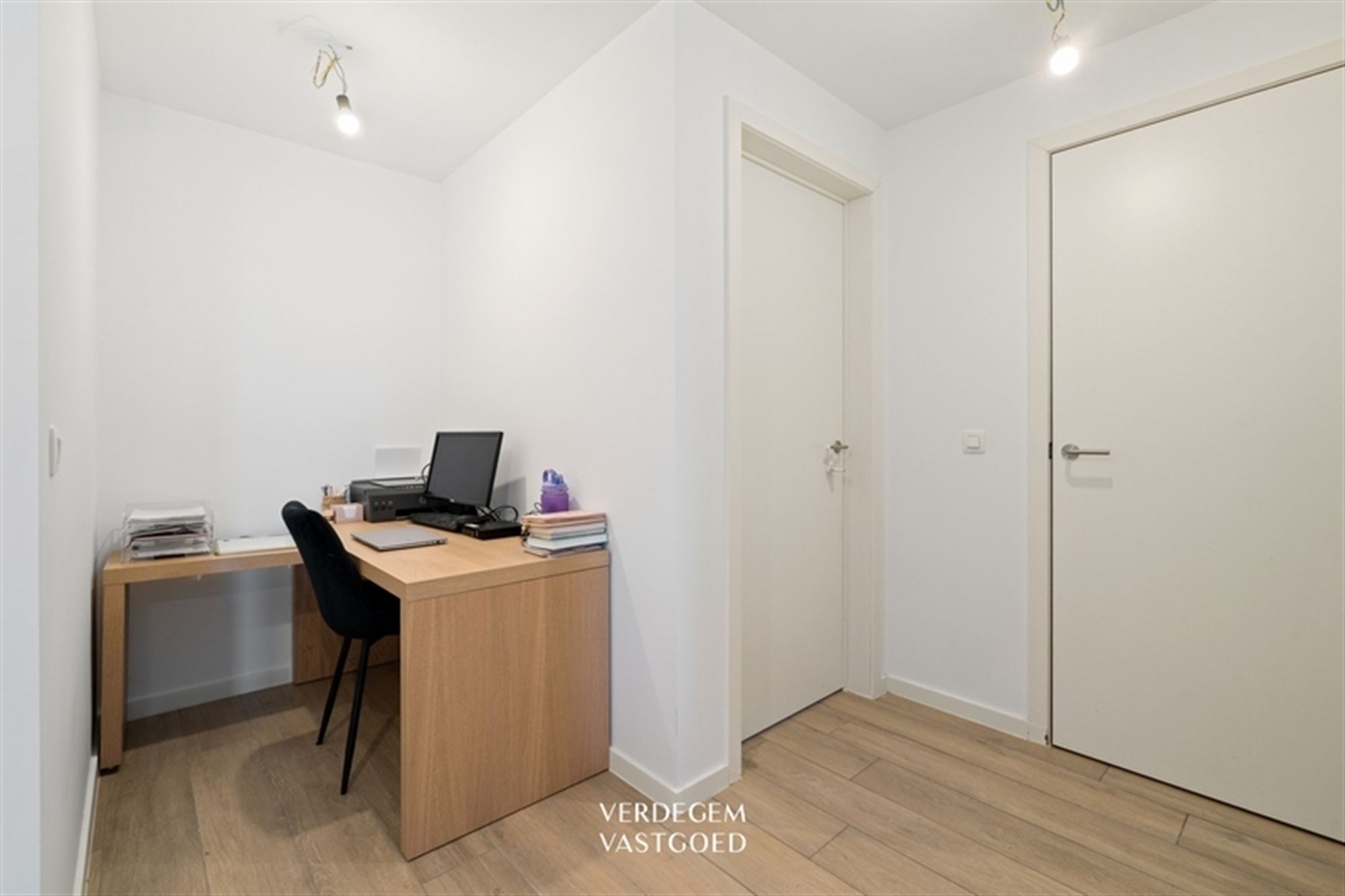 Verrassend ruime woning met 3 slaapkamers, autostaanplaats en zwemvijver - foto 5