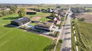 <span><span>Langs de Provinciebaan in Koekelare bevindt zich deze <strong>ruime en veelzijdige eigendom op een perceel van maar liefst 2.030 m²</strong>.<br />De eigendom omvat twee bestaande woningen en vergunde loodsen en biedt tal van mogelijkheden voor wie op zoek is naar een ruime woonomgeving, renovatieproject of eigendom met toekomstperspectief.<br />De landelijke ligging zorgt voor <strong>rust, ruimte en mooie open zichten over het omliggende landschap</strong>, terwijl de Provinciebaan garant staat voor een vlotte bereikbaarheid. Koekelare, Diksmuide en Torhout zijn gemakkelijk bereikbaar en ook winkels, scholen, horeca en andere dagelijkse voorzieningen bevinden zich op korte rijafstand.<br /><br /><strong>Een eigendom met ruimte én toekomstperspectief</strong><br /><br />De bestaande woningen kunnen <strong>gerenoveerd en gemoderniseerd</strong> worden, waardoor een ruime woonoplossing kan worden gecreëerd met behoud van de bestaande structuur en de landelijke omgeving.<br />Daarnaast biedt de eigendom, volgens voorafgaand overleg met de stedenbouwkundige dienst, <strong>bijzondere ontwikkelingsmogelijkheden</strong>. Rekening houdend met de bestaande vergunde loodsen werd bevestigd dat een afwijking op de gebruikelijke voorschriften mogelijk is. Mits het bekomen van de nodige omgevingsvergunningen bestaat hierdoor de mogelijkheid om <strong>twee halfopen nieuwbouwwoningen van maximaal 1.000 m³ per woning</strong> te realiseren of uiteraard is <strong>één villa</strong> ook mogelijk.<br /><br />Elke woning kan daarbij worden voorzien van een <strong>ruim woningbijgebouw</strong>, waarbij momenteel wordt gedacht aan bijgebouwen van circa <strong>160 m² en 215 m²</strong>. Dit biedt heel wat mogelijkheden voor bijvoorbeeld garages, hobbyruimtes, opslag of andere functies, afhankelijk van de uiteindelijke invulling en vergunning.<br /><br />Of u nu kiest voor <strong>renovatie van de bestaande woningen</strong>, een nieuwbouwproject of een andere ontwikkeling binnen de mogelijkheden van de geldende regelgeving: deze eigendom biedt een uitzonderlijke basis om uw woon- of vastgoedplannen te realiseren.<br /><br />Bovendien geldt er een <strong>vrijstelling van het oriënterend bodemonderzoek</strong>, wat een bijkomend voordeel vormt bij de verdere ontwikkeling van het perceel.<br /><br />EPC huis nummer 14: 20250630-0003636893-RES-1 - score: 840 kWh/m² jaar - label F<br />EPC huis nummer 16: 20250630-0003636924-RES-1 - score: 396 kWh/m² jaar - label D<br /><br /><em>Hebben we uw interesse gewekt? Wenst u meer info of een bezoek ter plaatse?<br />Aarzel dan niet en contacteer ons kantoor op het nummer 051 50 11 51 of mail naar info@diksimmo.be.</em></span></span>