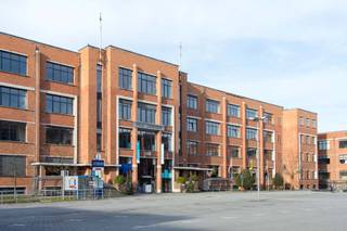Instapklare kantoorruimte op campus Blairon te Turnhout. <br /><br />Deze kantoorruimte is bestemd voor grote en kleine ondernemingen. Op de campus bevinden zich betalende parkeerplaatsen en een gratis fietsenstalling, waarvan u gebruik kan maken. <br />Daarnaast bevindt er zich ook een gemeenschappelijk sanitair en beschikt het over een alarmsysteem en zonnewering. <br />Er kan gebruik gemaakt worden van een dienstverlening zoals gemeenschappelijke ruimtes, vergaderzalen, ICT-infrastructuur, beveiliging via alarminstallatie, etc. <br /><br />Bijzonderheden:<br />* Voorschotten voor nutsvoorzieningen <br />* Voorschotten brandverzekering en onroerende voorheffing