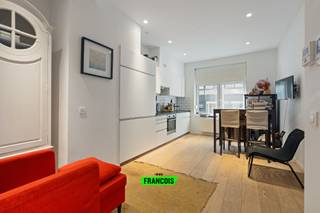 Gelegen op het gelijkvloers van een kleine mede-eigendom bevindt zich deze charmante studio met een bewoonbare oppervlakte van 50 m². Bij het...