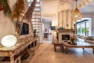 <p><span><strong>Majestueus wonen in een prachtig historisch herenhuis van 1875. Dit herenhuis telt maar liefst 5 slaapkamers, een prachtige tuin, parking en tal van mogelijkheden in het hartje van Kasterlee. </strong><br /><em><strong>GEEN RENOVATIEVERPLICHTING<br /><br /></strong></em>In het bruisende centrum van Kasterlee bevindt zich dit prachtige, karaktervolle herenhuis waar authentieke elegantie en ruimtegevoel centraal staan. De statige gevel, hoge plafonds, originele parketvloeren, verfijnde moulures, sierlijke rozetten en charmante glas-in-loodramen geven de woning een unieke uitstraling en tijdloze grandeur.<br /><br /></span><span>Dankzij de uitstekende ligging bevinden winkels, horeca, scholen en andere voorzieningen zich op wandelafstand. Een absolute troef is de ruime tuin met terras, waar u in alle rust kunt genieten van het buitenleven. Bovendien beschikt het eigendom over voldoende private parkeermogelijkheden achter de woning, bereikbaar via de Markt. Een uitzonderlijke combinatie van riant wonen, buitenruimte en comfortabel parkeren in het centrum.</span></p>
<p><span>De uitzonderlijke ruimtes kunnen moeiteloos privé, professioneel, cultureel of commercieel worden ingevuld. De aparte diensttrap en mogelijkheid tot een discrete achteringang bieden flexibiliteit in gebruik. Ideaal voor cohousing, een stijlvolle woon-werkcombinatie of kantoren. Het pand leent zich bovendien ook perfect voor commerciële toepassingen zoals een winkel of restaurant. Achteraan beschikt de woning nog over parkeerplaatsen voor maximaal comfort en gemak.</span></p>
<p><strong><span>Gelijkvloers</span></strong><br />De statige inkomhal leidt naar verschillende sfeervolle leefruimtes, waaronder een elegante eetkamer, een gezellige zitruimte met gashaard en een ruime keuken met Godin-gasfornuis. Authentieke elementen en royale volumes geven elke ruimte een eigen uitstraling. Vanuit de keuken bereikt u rechtstreeks de tuin. Verder is er toegang tot de kelder en een tweede trap naar de verdieping.</p>
<p><strong><span>Eerste verdieping</span></strong><br />Ook boven zet het ruimtegevoel zich voort. De masterbedroom beschikt over airconditioning, een dressing en een ensuite badkamer. Daarnaast zijn er twee ruime polyvalente kamers die zich lenen tot extra slaapkamers, een bureau of hobbyruimte. Een aparte kamer met toilet en wastafel biedt de mogelijkheid om een bijkomende badkamer te creëren. De vaste trap leidt naar de ruime zolderkamer, die het potentieel van dit historische pand verder uitbreidt.</p>
<p><strong><span>Tuin, parking en bijgebouw</span></strong><br />Achteraan vormt de ruime tuin met terras een groene oase van rust, een aangenaam contrast met de levendigheid van het centrum. Twee private parkeerplaatsen, bereikbaar via de Markt, zorgen voor extra comfort. Het ruime bijgebouw/magazijn met overdekt terras biedt tal van mogelijkheden, zowel privé als professioneel.<br /><br /><strong><span>Bijzonderheden</span></strong></p>
<ul>
<li><span>Historisch herenhuis uit 1875 met uitzonderlijk veel karakter</span></li>
<li><span>Authentieke parketvloeren, glas-in-loodramen, moulures en rozetten</span></li>
<li><span>Ruime tuin met terras</span></li>
<li><span>Twee private parkeerplaatsen</span></li>
<li><span>Bijgebouw/magazijn met overdekt terras</span></li>
<li><span>Veelzijdige mogelijkheden voor wonen, werken of commerciële invulling</span></li>
<li><span>Volledig onderkelderd</span></li>
<li><span>Verwarming op mazout via radiatoren</span></li>
<li><span>EPC: 575 kWh/(m² jaar)</span></li>
<li><strong><span>GEEN RENOVATIEVERPLICHTING </span></strong>gezien bouwkundig erfgoed</li>
</ul>
<p>Ontdek de unieke sfeer en het potentieel van dit bijzondere herenhuis via onze virtual tour: https://tour.giraffe360.com/9382448a8b8d45bc8def99252a3bdcf5<span></span></p>