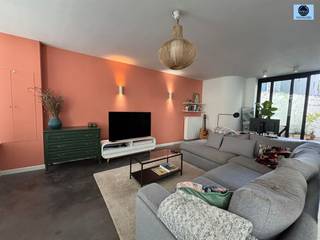 <p><span>KARAKTERVOLLE GERENOVEERDE WONING MET 4 SLAAPKAMERS</span></p><p><span>Vraagprijs : 325.000 euro</span></p><p><span> </span></p><p><span>Deze woning is gelegen in het centrum van Geraardsbergen en op een boogscheut van winkels, scholen en openbaar vervoer.</span></p><p><span> </span></p><p><span>De woning werd gerenoveerd met het oog op een harmonieus balans tussen authenticiteit en modern comfort.</span></p><p><span> </span></p><p><span>Deze woning heeft volgende indeling : </span></p><p><span> Op het gelijkvloers treft u de stijlvolle living met eetruimte en de geïnstalleerde keuken.  Verder treft u nog een toilet en een aangenaam terras.</span></p><p><span> Op de eerste verdieping treft u 2 ruime slaapkamers, een berging en de badkamer met inloopdouche, bad, dubbele lavabo en toilet.</span></p><p><span> Op de 2de verdieping vindt u de ruime nachthal met toegang tot de 2 andere slaapkamers.</span></p><p><span> </span></p><p><span>TROEVEN :</span></p><p><span>- Woning met veel uitstraling</span></p><p><span>- EPC B => Energiezuinige woning</span></p><p><span>- Elektriciteit conform AREI</span></p><p><span>- 4 slaapkamers </span></p><p><span> </span></p><p><span>Ideaal voor wie op zoek is naar charme en hedendaags comfort.</span></p><p><span>Kelder aanwezig.</span></p><p><span>De woning wordt verwarmd met centrale verwarming op aardgas en beschikt over dubbele beglazing in aluminium en hout.</span></p><p><span> </span></p><p><span>Voor meer info of bezoek stuur een mail naar <span>Dylan@svena.be</span></span><span> of bel 0489/54.69.99.</span></p><p><span> </span></p><p><span>De gegevens zijn louter informatief en wij kunnen niet aansprakelijk gesteld worden voor eventuele onjuistheden.</span></p><p><span>De bewoonbare oppervlakte is slechts indicatief.</span></p>