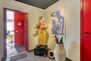<p><span>BIJZONDER RUIM, LUMINEUS, GOED ONDERHOUDEN EN UNIEK DUPLEX-APPARTEMENT 179M² MET 3 SLAAPKAMERS EN KELDER<br />3de en 4de verdieping (met lift) - ligging in centrum met zicht op Dorpshart nabij station met vlotte bereikbaarheid via N16, A12 en N17<br /><br /></span><span>3de verdieping:</span><span> Inkomhal / wc met handwas / grote living met eetplaats en ingerichte open keuken (totale opp.: 61m²) met aangenaam terrasgevoel (met zonnetenten) en zicht op Dorpshart / berging met wasplaats.</span></p><p><span>4de verdieping:</span><span> Nachthal (4 x 1,4m) / 3 ruime slaapkamers (35m²; 32m²; 4,9 x 3m) / badkamer (11m²) (in 2015 vernieuwd) met wastafel, ligbad, douche en wc.</span></p><p><span>Individuele kelderberging (5m²).</span></p><p><span> </span></p><p><span>Appartement is voorzien van centrale verwarming (gas) en 2 warmtepompen lucht-lucht (airco) (in living en slaapkamer).</span></p><p><span> </span></p><p><span>Elektriciteit conform AREI.</span></p><p><span><br />Mogelijkheid tot aankoop garage (op parking achter gebouw).</span></p><p><span> </span></p>