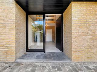 Villa de 6 pièces située dans un cadre verdoyant et très prisé à Sint-Kruis !<br /><br />C'est à De Waterwilgen, un quartier résidentiel particulièrement prisé et verdoyant de Sint-Kruis, que se trouve cette spacieuse villa individuelle de six pièces. La propriété allie des espaces de vie généreux, un agencement bien pensé à une tranquillité et une intimité exceptionnelles. Le cadre résidentiel constitue l’un des atouts majeurs de la demeure, tandis que son emplacement idéal assure un accès aisé au centre de Bruges et à la région environnante.<br /><br />Rez-de-chaussée : vaste hall d’entrée avec vestiaire, toilettes invités et un espace bureau séparé. Pièce à vivre lumineuse dotée d’une cheminée à gaz conviviale, avec une salle à manger équipée de divers placards encastrés. Cuisine entièrement équipée avec des appareils Miele et un îlot central avec coin repas. À proximité se trouvent une buanderie pratique et un espace de rangement séparé. Enfin, la propriété dispose d’un garage intégré, complété par un garage indépendant offrant également un espace de rangement supplémentaire.<br />Premier étage : couloir avec toilettes séparées et quatre chambres à part entière, chacune dotée de placards encastrés, dont une avec dressing attenant. Cet étage dispose également d’une salle de bains entièrement équipée avec douche à l’italienne, baignoire et meuble-lavabo, complétée par une cabine de douche séparée.<br />Deuxième étage : couloir avec deux chambres à coucher à part entière, dont l’une est actuellement aménagée en bureau.<br /><br />La maison a été généreusement équipée de placards encastrés à tous les étages, ce qui a permis d'intégrer discrètement et de manière fonctionnelle des espaces de rangement dans l'intérieur.<br />De plus, la propriété dispose de la climatisation, d'un système d'alarme et d'une vaste installation de panneaux solaires.<br /><br />Le jardin verdoyant et particulièrement intime constitue un prolongement naturel de la maison. Grâce à leurs orientations variées, les trois terrasses distinctes permettent de profiter du soleil et du cadre verdoyant tout au long de la journée, du petit matin jusqu’à tard dans la soirée. Un système d’arrosage facilite en outre l’entretien du jardin.<br /><br />Une propriété particulièrement complète où espace, intimité, verdure et confort de vie se marient à merveille dans l’un des emplacements les plus prisés de Sint-Kruis.<br />Pour plus d’informations ou une visite sans engagement, contactez Céline au 0476/60 60 23 ou envoyez un e-mail à celine@immax.be