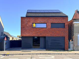 Deze prachtige halfopen woning (2020) verwelkomt u op het gelijkvloers met een stijlvolle inkomhal voorzien van gastentoilet en vestiaire...