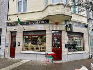 Magnifieke goeddraaiende pizzeria in hartje Oostende zoekt overnemer. Typisch italiaanse pizzeria volledig ingericht voor afhaal zoekt een overnemer. De zaak is kraaknet en volledig uitgerust, toonbanken, frigo's, frigocel, pizzaoven, klein materiaal,....Na het betalen van de overnameprijs kan de zaak onmiddellijk geopend worden door de koper. Alle materiaal zit inbegrepen. De overnameprijs bedraagt 89 000 euro. Het handelsgelijkvloers heeft slechts een huurprijs van 500 euro/maand. Onmiddellijk vrij of af te spreken. Contacteer ons voor een vrijblijvend bezoek 📞050 73 33 37 📩info@immowoon.be 💻www.immowoon.be