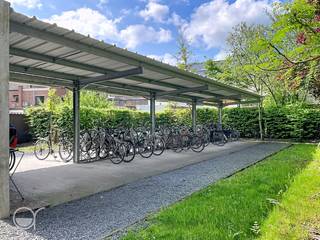 OPGELET: om dit pand te huren of bezichtigen vragen wij steeds eerst een virtueel bezoek te brengen aan het pand. Ga hiervoor naar www.rosseel.be en vul de referentie V258CP in in het veld ‘zoek’ bovenaan rechts. Kies dan ‘360°’. De website helpt u nu verder voor de volgende stappen.<br /><br />Studentenhuis ‘Vlasgaard’ (2012) is een moderne studentenhuisvesting gelegen in de noordoostelijke 19de-eeuwse gordel van Gent. <br />Met de fiets staat u op 5min aan de technologiecampus Odisee, 10min in het historisch centrum en op 15min van station Gent Sint-Pieters. Opgelet: de huisvesting bevindt zich binnen de LEZ-zone.<br /><br />De huisvesting telt 52 kamers, onderverdeeld in 4 verschillende types. Per verdieping is er een leefruimte, keuken en sanitaire voorziening (2 x douche, 2 x toilet). Er is een gemeenschappelijke tuin en overdekte fietsenstalling aanwezig, afgesloten met een automatische poort met toegangscode. <br /><br />De 4 types kamer variëren naar gelang de uitrusting. Alle kamers zijn voorzien van een beddenbak met lattenbodem (90 bij 200cm), bureau, wastafel, een kleerkast en een ingebouwde koelkast. Wifi is inbegrepen, op de kamers zijn er ethernet-poorten. <br /><br />De kamer die te huur wordt aangeboden is een:<br />Type A (12m²): kamer met basisuitrusting (beddenbak, bureau, kleerkast, koelkast)<br />Type B (15m²): kamer met basisuitrusting (beddenbak, bureau, kleerkast, koelkast + elektrische kookplaat, gootsteen, kastruimte)<br /><br />Algemene kosten omvatten: voorschot op het privatieve verbruik van EGW, onderhoud gemene delen.<br />De verrekening van de kosten verloopt volgens een verdeelsleutel, er zijn geen privatieve tellers. <br /><br />Het is niet mogelijk een huurovereenkomst voor een kortere periode af te sluiten. <br />Waarborg: 2 maanden