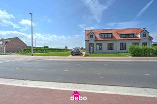 <strong>Instapklare gezinswoning met extra bouwgrond op een toplocatie</strong><br />Welkom in deze charmante en instapklare woning, gelegen op een mooi perceel van maar liefst <strong><span>803 m²</span></strong><strong>.</strong> De eigendom bestaat uit <strong><span>401 m² grond met woning</span></strong> en een bijkomende <strong><span>bouwgrond van 402 m</span></strong><strong>²</strong>, wat zorgt voor extra ruimte, mogelijkheden en toekomstwaarde.<br />Binnen geniet je van een aangename bewoonbare oppervlakte van <strong><span>128 m²</span></strong><strong>.</strong> De woning is praktisch en huiselijk ingericht en beschikt over <strong><span>drie ruime slaapkamers</span></strong><strong>,</strong> waardoor ze perfect is voor gezinnen, koppels of wie graag wat extra plaats heeft.<br />De woning heeft een gunstig <strong><span>EPC-label B</span></strong>, wat zorgt voor een energiezuiniger en comfortabeler woongevoel.<br />Ook de ligging is een grote troef: rustig, aangenaam en toch zeer goed gelegen. Hier kom je thuis in een omgeving waar comfort, ruimte en mogelijkheden mooi samenkomen.<br /><strong>Interesse in een bezoek? Bel gerust naar 0495 534 865.</strong><br />