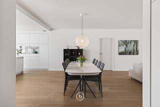 In het centrum van Genk, met open zicht op de toren van de Sint-Martinuskerk, bevindt zich dit uitzonderlijk ruim en energiezuinig...